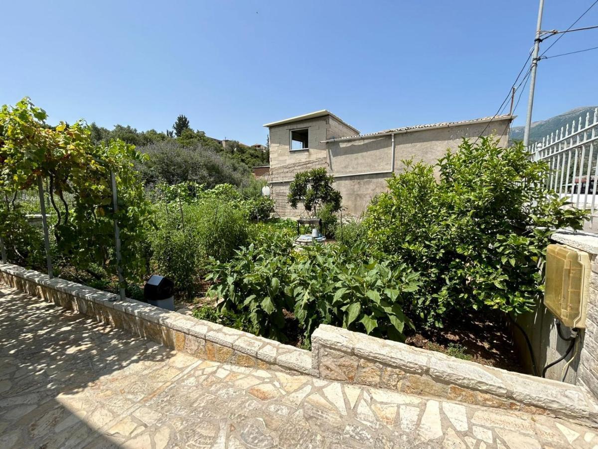 Garden Holiday Studios Himare Bagian luar foto